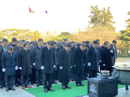 한화그룹 방산계열인 ㈜한화·한화시스템·한화디펜스가 2일 새해를 맞아 이성수 한화디펜스 대표(앞줄 왼쪽 두번째부터), 옥경석 ㈜한화 대표, 장시권 한화시스템  대표 등 주요 임직원들이 서울 현충로에 있는 국립서울현충원을 방문해 합동 참배를 했다. 한화그룹 방산계열사는 2011년 국립서울현충원과 자매결연을 맺은 이후 9년째 새해 업무 시작일에 맞춰 참배를 이어오고 있다. <한화 제공>
